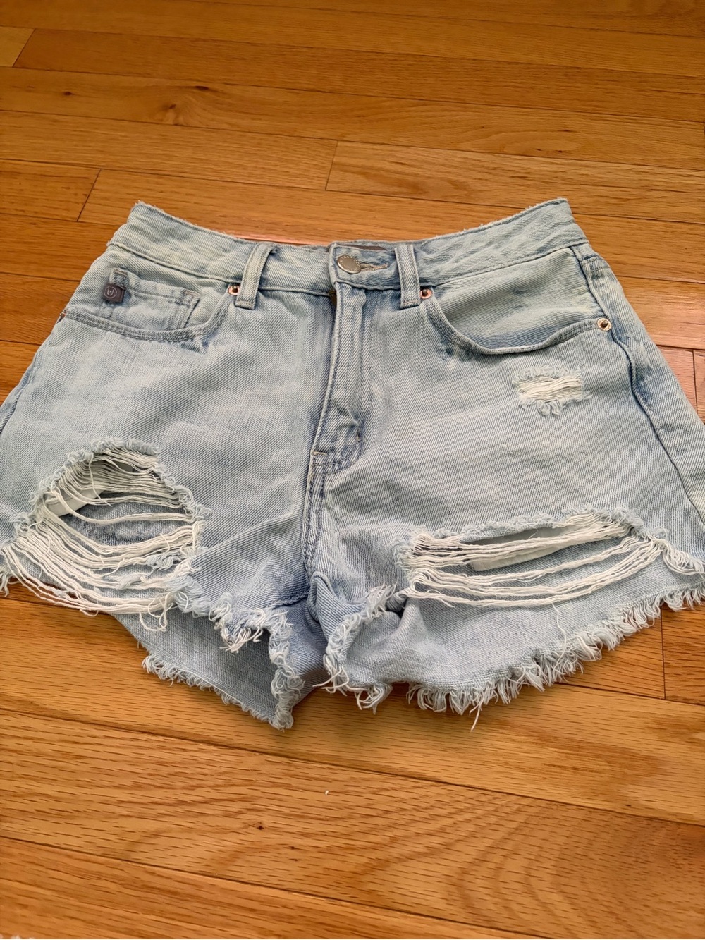 Just USA Women’s Light Wash Distressed Denim Shorts, size XS